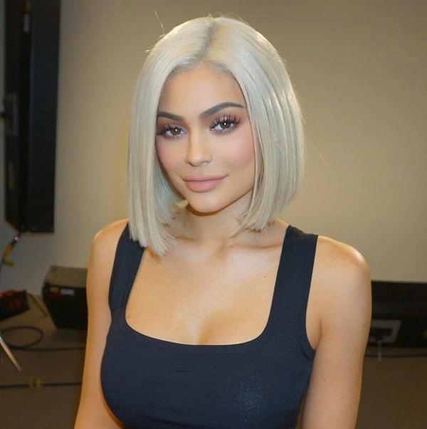 Kylie Jenner 2017 yılına ablası Kim Kardashian'ın çakması mı desek, değişik bir versiyonu mu desek bilmiyoruz ama ona benzer bir stille başlayarak daha Ocak ayında değişim rüzgârlarını estirmeye başlamıştı.