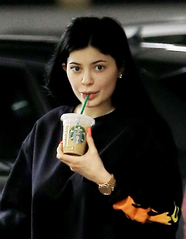 Mart ayında makyajsız ve siyah saçlı haliyle objektiflere yansıdı Kylie kızımız ki bu halini tanımak da pek mümkün değildi.