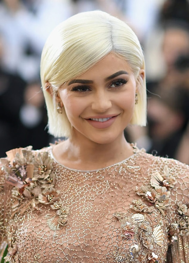 Mayıs ayında ise Kim Kardashian ve kendi tarzını harmanladığı platin sarısı saçlarıyla Met Gala'da boy gösterdi.