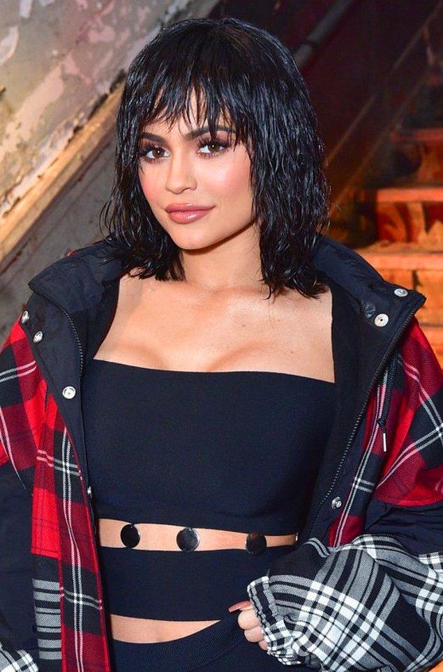 Şubat ayında ise Kim gitmiş ve siyah saçlarıyla daha bir kendi olarak New York Moda Haftası'nda boy göstermişti Kylie.