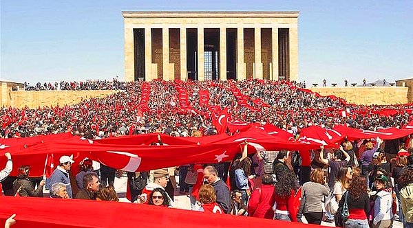 Her 10 Kasım'da bazı televizyon kanalları, ana haberleri Anıtkabir'den sunuyordu.  Canlı yayında vatandaşlarla röportajlara da yer veriliyordu.