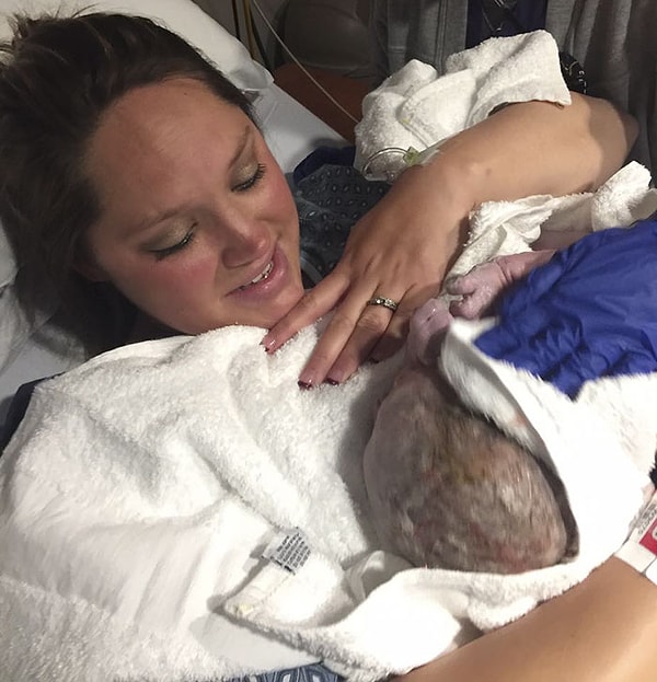 4. "Мы не могли не засмеяться, когда он вошел в комнату", - говорит ее муж Джастин.