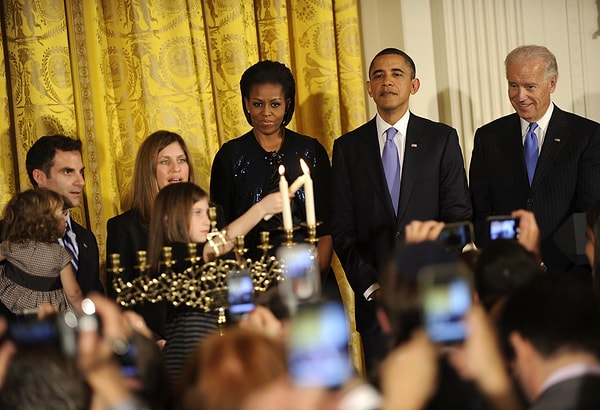 19. Ежегодно в Белом доме устраивается официальное мероприятие по случаю еврейского праздника Ханука