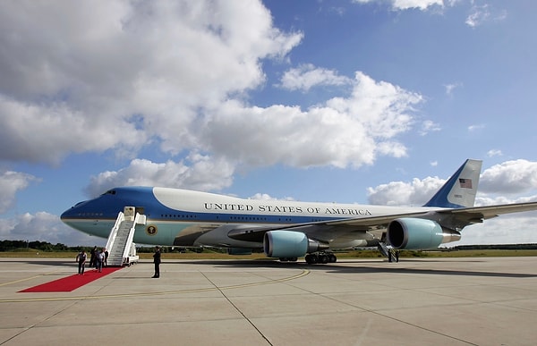 32. Президент США для полетов использует «Борт номер один»