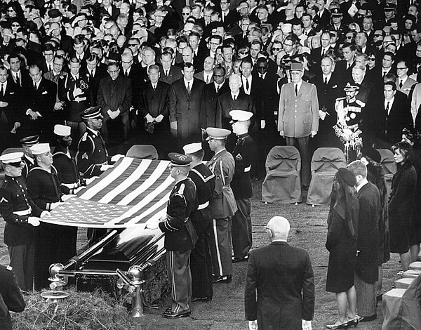 33. В течение первой недели на своём посту президент США обязан спланировать свои похороны 😱