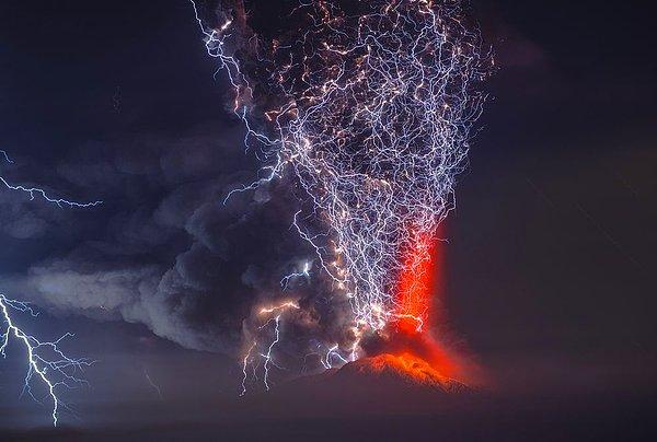 14. Yanardağ patlamasının ortaya çıkardığı enerji yüklü bulutlar.