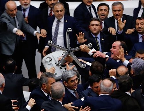 T.B.M.M'de yaşanan ilginçliklere tabii ki aşinayız. Tartışmalar, kavgalar vs. Hatta havada uçuşan sandalyeler, saksılar bile ilginç gelmeyebiliyor bir süre sonra.
