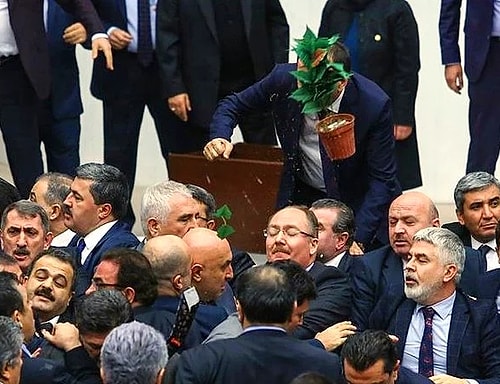 T.B.M.M'de yaşanan ilginçliklere tabii ki aşinayız. Tartışmalar, kavgalar vs. Hatta havada uçuşan sandalyeler, saksılar bile ilginç gelmeyebiliyor bir süre sonra.