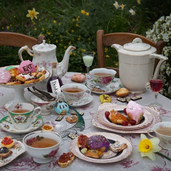 11. «Алиса в Стране чудес» и «Алиса в Зазеркалье», Льюис Кэрролл