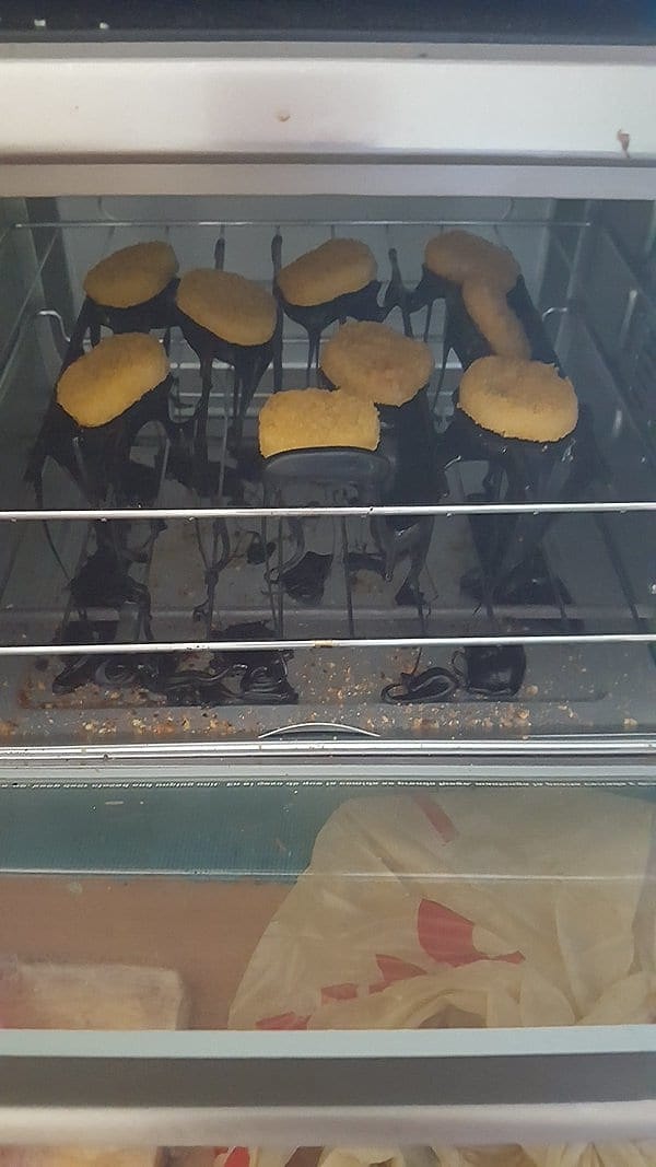 16. Засунуть наггетсы в духовку прямо в пластиковой упаковке. Отличное решение! 👍