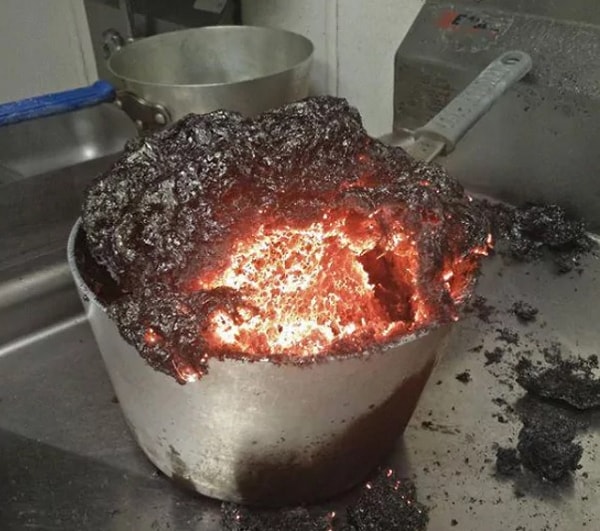 20. Что у нас тут? Портативный вулкан? Что? Просто кто-то решил приготовить карамель?