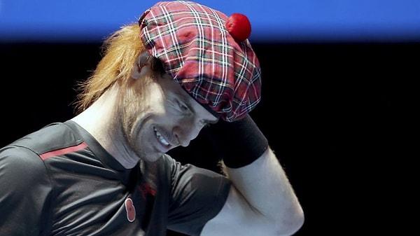 36 yaşındaki Federer ‘kilt’ denilen İskoç eteğini giyerken, Murray de İskoç şapkası taktı.