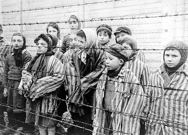 1. McDonald’s kurulduktan yalnızca birkaç gün sonra Auschwitz'e ilk mahkumlar getirildi.