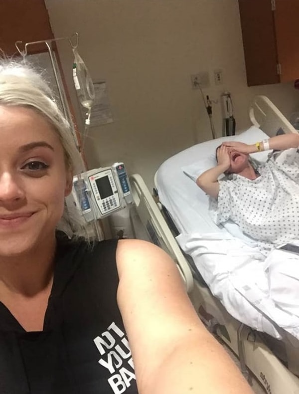 4. "Почему бы не сделать селфи в то время, как твоя сестра рожает?"