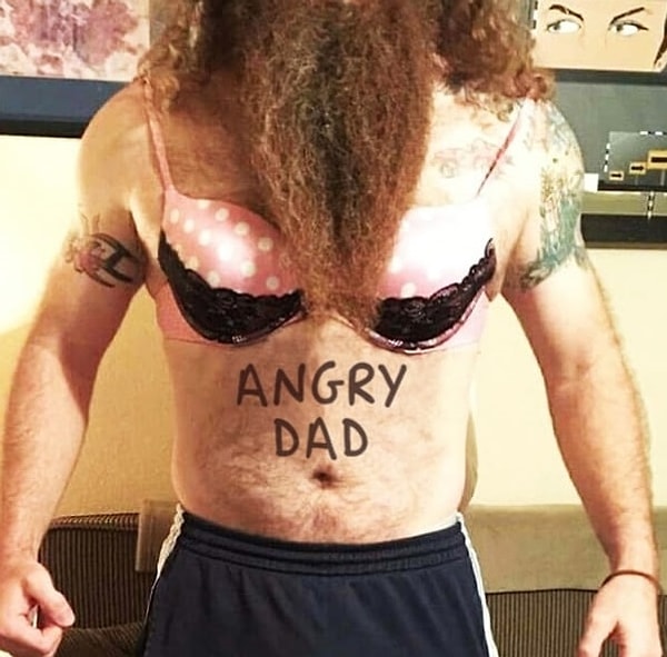 12. "Попросил свою девушку отправить секси-фото. Переписку увидел ее папа и отослал свое "секси-фото"