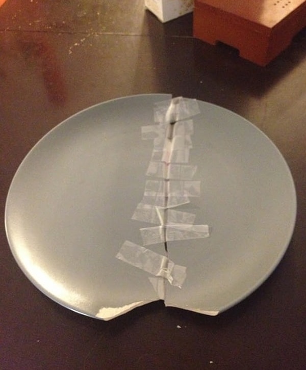 14. "Двоюродная сестра разбила тарелку. Так она попыталась замести следы"