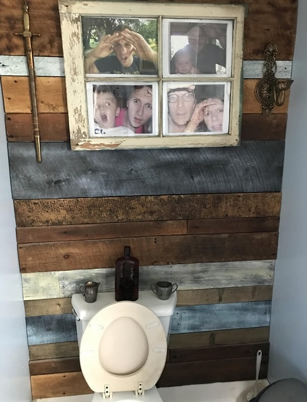 15. "Мои тетя и дядя повесили в туалет фото всех членов семьи"