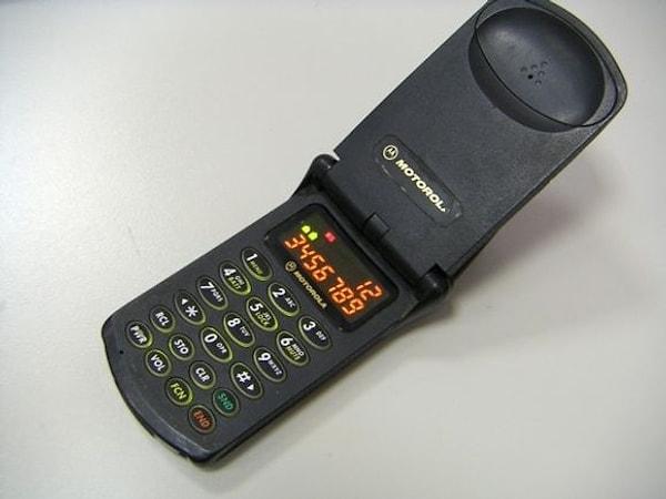 10. Motorola, zamanının en hafif ve en küçük telefonu olan Motorola StarTAC'i piyasaya sürdü.