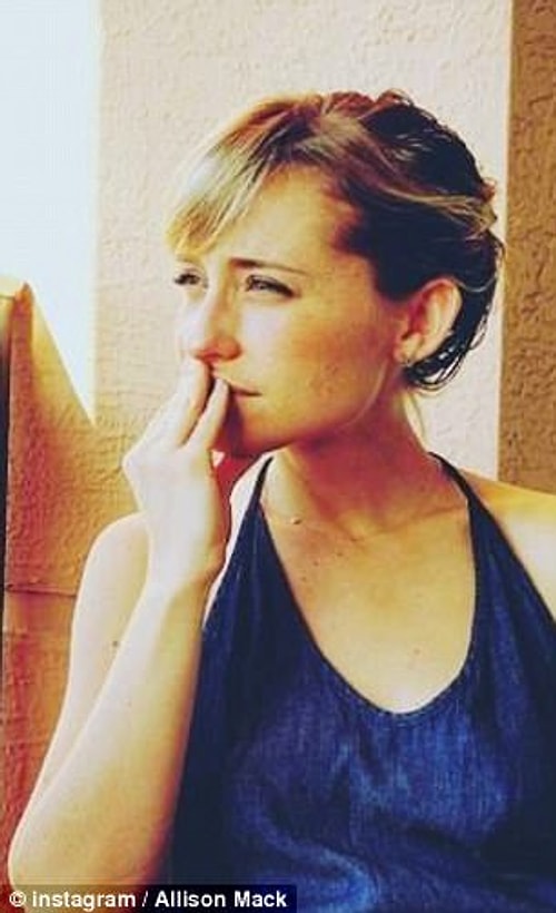 Yine Frank Parlato'ya göre bu seks kültünün içine fiziksel şiddet ve cezayı getiren de Allison Mack olmuş.
