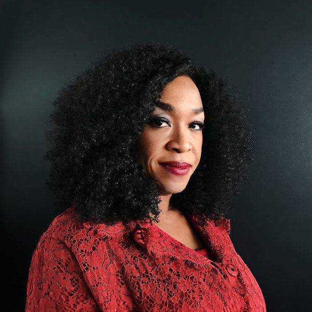 13. Shonda Rhimes - 100'den Fazla Bölümü Olan Üç Başarılı Tv Dizisine İmza Atan İlk Kadın