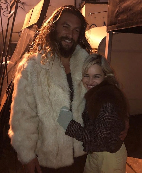 1. Несколько дней назад наш любимый кхал Дрого воссоединился с «Луной своей жизни» Эмилией Кларк, исполняющей роль Дейенерис Таргариен.