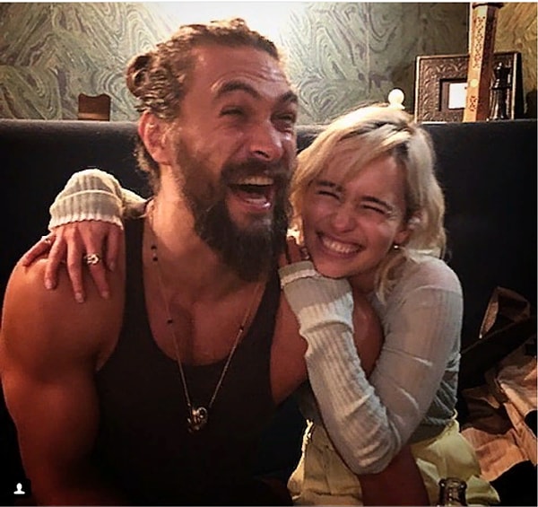 2. Джейсон Момоа прибыл в Лондон, чтобы прорекламировать свой новый фильм «Лига справедливости», где он исполняет роль Аквамена, и не преминул встретиться с Эмилией что называется, на ее территории.