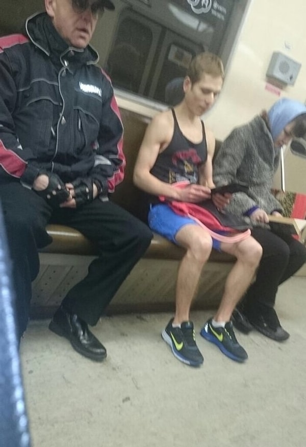 13. От сексуальности этого парня ему же самому стало жарко...