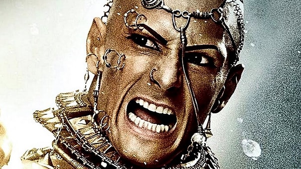 9. Армия царя Ксеркса в фильме «300 спартанцев» использует небольшие бомбы.