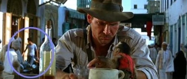 14. В «Индиана Джонс: В поисках утраченного ковчега» вовсе можно разглядеть человека, разгуливающего в современной одежде. Не иначе как путешественник во времени.