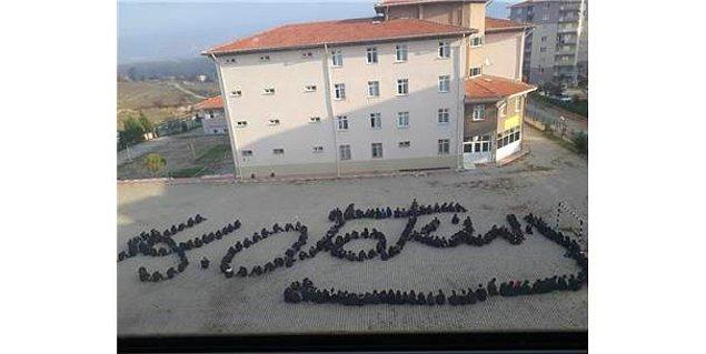 Simav Anadolu Lisesi öğrencileri Ata'yı imzasını canlandırarak andılar.