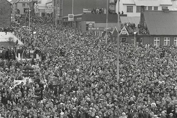 3. 24 Ekim 1975’te İzlanda kadınlarının neredeyse %90’ı erkeklerle eşit haklara sahip olmak için greve gitti.