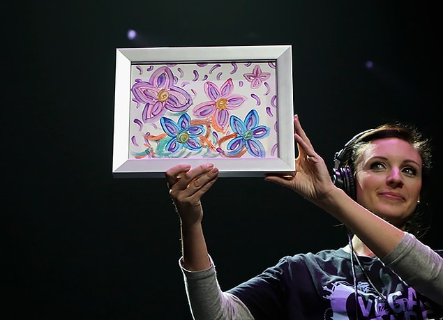Vegas Cares'de saldırı mağdurları gerçekleştirilen bir açık artırmada, Britney Spears'ın sulu boya tablosu tam 10 bin dolara alıcı buldu.