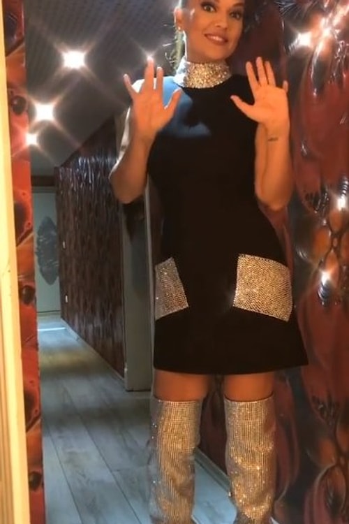 Kendall Jenner geçtiğimiz günlerde gerçekleşen doğum gününde Demet Akalın'ın çok konuşulan çizmelerini giydi.