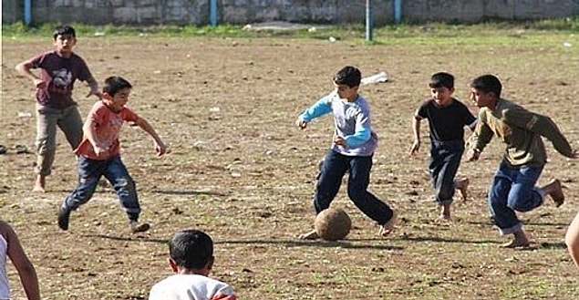 5. Mahalle maçının en civcivli yerinde topun en olmayacak kişinin balkonuna kaçması.
