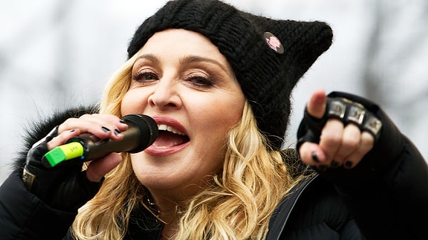 4. Мадонна заставляет своих помощников чистить унитазы