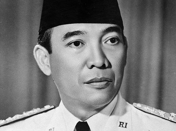 1. 1960'lı yıllarda KGB, Endonezya Cumhurbaşkanı Achmed Sukarno'ya ellerindeki seks kasetleriyle şantaj yapmaya çalıştı.
