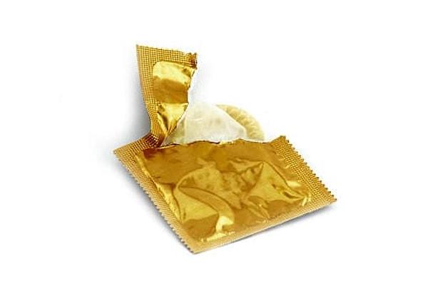 6. İngiliz müzik grubu Rockbitch, seyircilerin arasına 'altın renkte bir kondom' fırlatırdı. Kondomu yakalayan kişi kuliste grup üyeleriyle seks yapma fırsatını yakalardı.