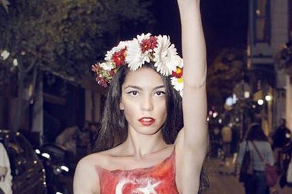Onu yıllar önce Femen grubuna destek verip çıplak protesto yapması ve ilk Türk Femen üyesi olarak lanse edilmesiyle tanımıştık.