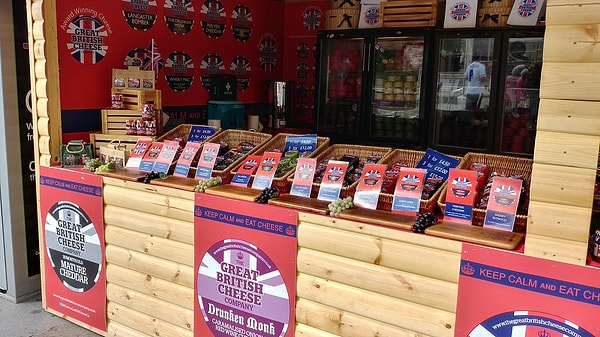 7. "Сыр Wensleydale обладает эластичной и рассыпчатой текстурой и молочной свежестью, в сочетании с фруктами, такими как клюква, кислый вкус прорезается сквозь богатый вкус сыра, что приводит к сбалансированному вкусу. Идея объединить просекко и малину с Wensleydale создает такие же вкусные, сладкие и кислые комбинации вкуса", - рассказали в компании изданию Pretty52.