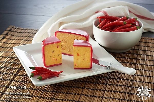 9. Кстати, компания также производит и другие оригинальные вкусы сыра, например, вот такой с перцем чили.