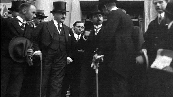 Zaferden sonra Lozan Antlaşmasında görüşülen dış borçlar, devam eden görüşmelerle 1928'de 107 milyon olarak Cumhuriyet'e intikal etti.
