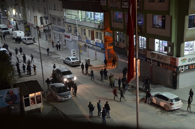 Türkiye’de de özellikle Irak’a komşu doğu ve güneydoğu kentlerinde yurttaşlar sarsıntıyı hissetti. Birçok kentte halk panikle sokaklara çıktı.