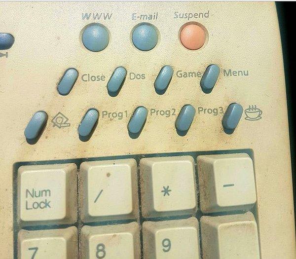 3. 'Eski Samsung bilgisayar klavyesi... Üzerindeki kahve fincanı işaretinin ne anlama geldiğini bilen?'