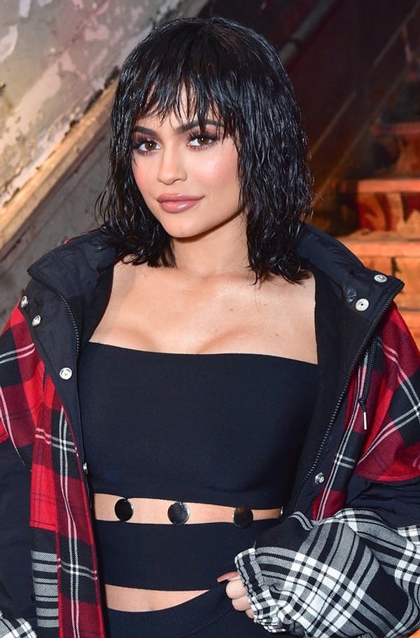 В феврале этого года Кайли показалась на Нью-Йоркской Неделе моды уже с черными волосами.