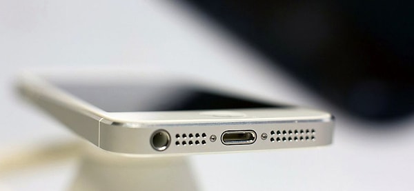 1. Если ваш телефон перестал заряжаться, попробуйте осторожно прочистить разъем зубочисткой или иголкой, перед тем как нести его в ремонт.