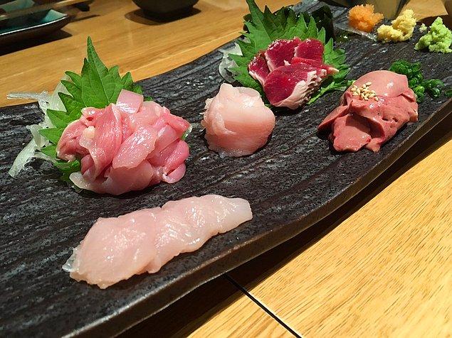 Japonya'da yeni bir yemek olmamasına rağmen, California'daki bazı lüks restoranların da menüsüne eklemesiyle popülerleşen çiğ tavuk için deneyenler "ton balığı dokusuna sahip" yorumunu yapıyor.