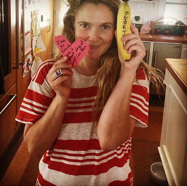 4. А вот и Дрю Бэрримор — самая обычная мама "не при параде" кладет детям милые записочки в их ланч-боксы