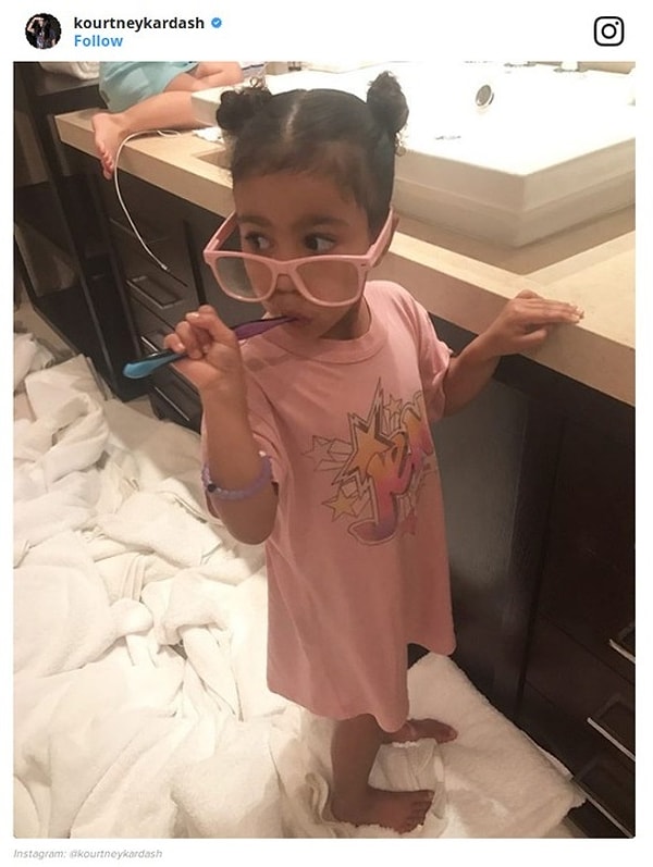 7. Кортни Кардашян успела поймать милый момент, когда дочь Ким чистила зубы