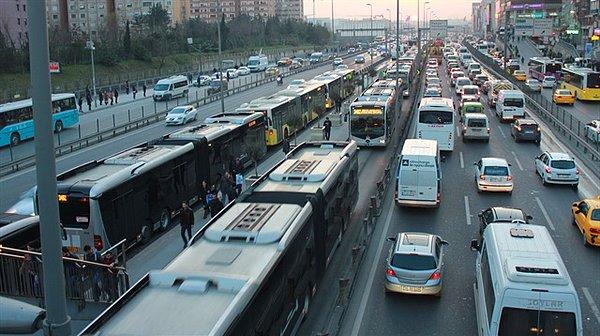 Bileti olmayan yolcu ve turistler için 1 TL farkla İstanbulkart basıyorlar.