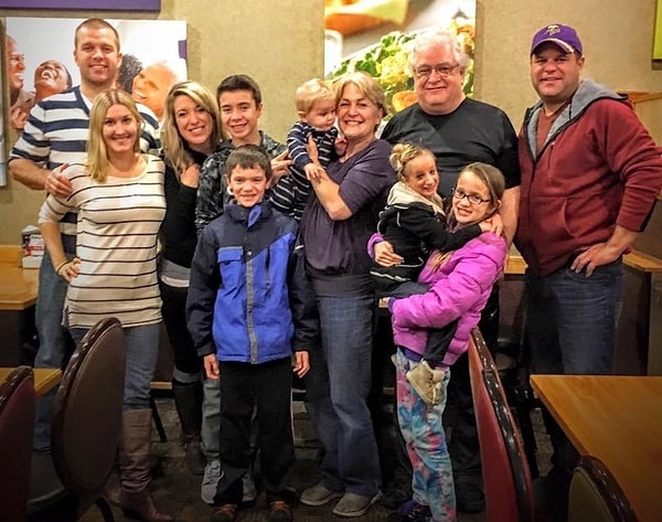 8. Конечно, Ханне приходится иметь дело с полными недоумения взглядами незнакомцев, непринятием ее как взрослого человека и даже с насмешками, но девушка знает, что она не одна, что семья ее всегда поддержит и утешит.